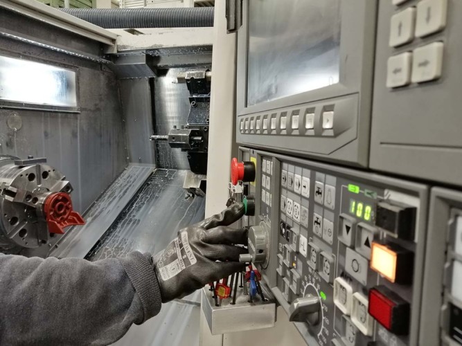 Tornio con operatore