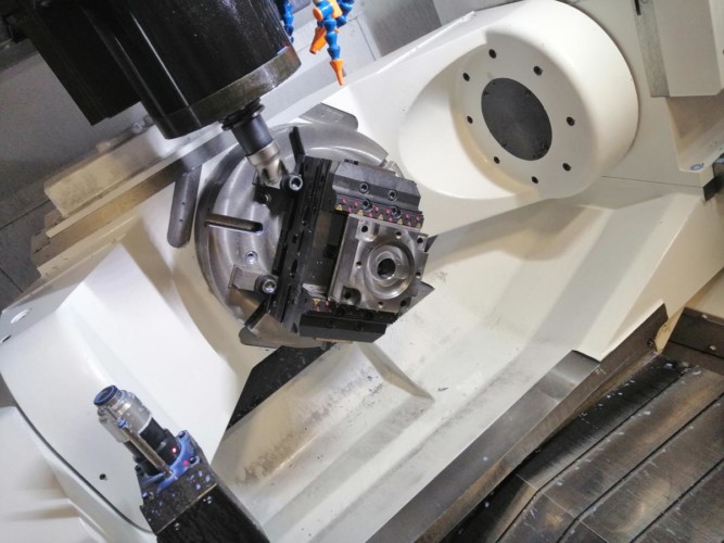 macchina centri lavoro 5 assi scagliarini